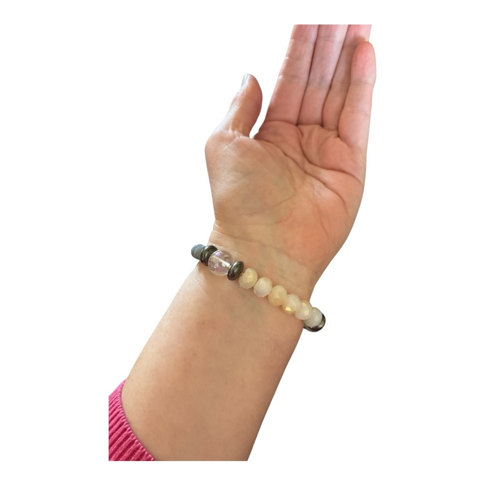 ✨ 3/$15 ✨ Gray & White Beaded Stretchy Bracelet - Picture 2 of 2